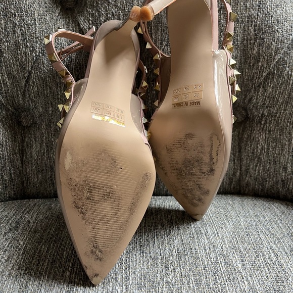 - Woman’s vegan leather gold studded heels. Size 8.5 - Picture 9 of 12